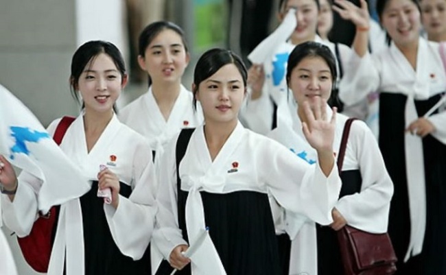 Ri Sol-ju, center, and North Korean cheerleaders at the 2005 Asian Athletics Championships in Incheon. (Yonhap)
