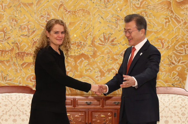 <YONHAP PHOTO-1774> 자리 안내하는 문 대통령 (서울=연합뉴스) 배재만 기자 = 문재인 대통령이 7일 오전 청와대에서 쥴리 파이예트 캐나다 총독과 악수하며 자리로 안내하고 있다. 2018.2.7 scoop@yna.co.kr/2018-02-07 09:41:08/ <저작권자 ⓒ 1980-2018 ㈜연합뉴스. 무단 전재 재배포 금지.>
<YONHAP PHOTO-1774> 자리 안내하는 문 대통령 (서울=연합뉴스) 배재만 기자 = 문재인 대통령이 7일 오전 청와대에서 쥴리 파이예트 캐나다 총독과 악수하며 자리로 안내하고 있다. 2018.2.7 scoop@yna.co.kr/2018-02-07 09:41:08/ <저작권자 ⓒ 1980-2018 ㈜연합뉴스. 무단 전재 재배포 금지.>
<YONHAP PHOTO-1774> 자리 안내하는 문 대통령 (서울=연합뉴스) 배재만 기자 = 문재인 대통령이 7일 오전 청와대에서 쥴리 파이예트 캐나다 총독과 악수하며 자리로 안내하고 있다. 2018.2.7 scoop@yna.co.kr/2018-02-07 09:41:08/ <저작권자 ⓒ 1980-2018 ㈜연합뉴스. 무단 전재 재배포 금지.>