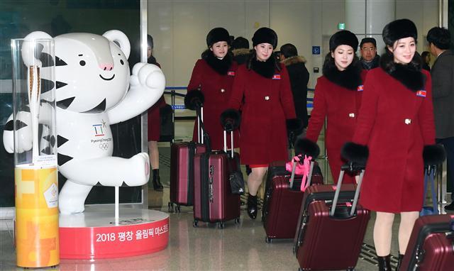 <YONHAP PHOTO-2076> [올림픽]북 응원단, 인공기 달고 입경 (도라산=연합뉴스) 평창동계올림픽에서 남북의 선수들을 응원할 북측 응원단이 예술단과 같은 옷차림에 인공기를 달고 7일 오전 경기 파주의 도라산 남북출입사무소(CIQ)를 통해 입경하고 있다. 2018.2.7 [사진공동취재단=연합뉴스] photo@yna.co.kr/2018-02-07 10:32:30/ <저작권자 ⓒ 1980-2018 ㈜연합뉴스. 무단 전재 재배포 금지.>