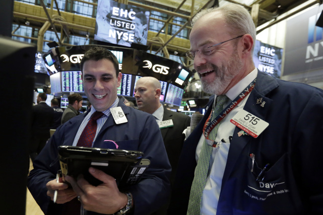 <YONHAP PHOTO-1224> Traders Craig Spector, left, and David O'Day work on the floor of the New York Stock Exchange, Tuesday, Feb. 6, 2018. Stocks closed sharply higher on Wall Street after another turbulent day of steep ups and downs. (AP Photo/Richard Drew)/2018-02-07 07:00:41/ <저작권자 ⓒ 1980-2018 ㈜연합뉴스. 무단 전재 재배포 금지.>
<YONHAP PHOTO-1224> Traders Craig Spector, left, and David O'Day work on the floor of the New York Stock Exchange, Tuesday, Feb. 6, 2018. Stocks closed sharply higher on Wall Street after another turbulent day of steep ups and downs. (AP Photo/Richard Drew)/2018-02-07 07:00:41/ <저작권자 ⓒ 1980-2018 ㈜연합뉴스. 무단 전재 재배포 금지.>