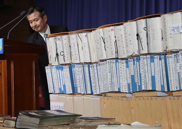 이건리 5ㆍ18 특별조사위원회 위원장이 7일 오전 서울 용산구 국방부에서 조사결과를 발표하기 앞서 자료들을 살펴보고 있다. 5·18특별조사위원회는 5·18민주화운동 당시 “육군은 공격헬기 500MD와 기동헬기 UH-1H를 이용해 광주시민을 향해 사격을 가했고, 공군도 수원 제10전투비행단과 사천 제3훈련비행단에서 이례적으로 전투기와 공격기에 폭탄을 장착한 채 대기시켰다”는 내용이 포함된 조사 결과를 발표했다.　 [연합뉴스]