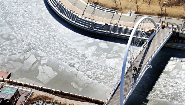 River that flows through Songdo Central Park is frozen in Songdo International City, Incheon Tuesday. (Yonhap)