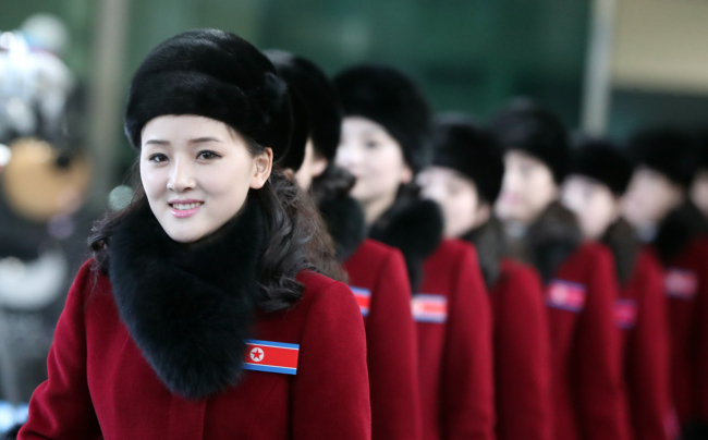 North Korean cheerleaders line up outside South Korea‘s Customs, Immigration and Quarantine office in Paju, Gyeonggi Province, on Wednesday. (Yonhap)