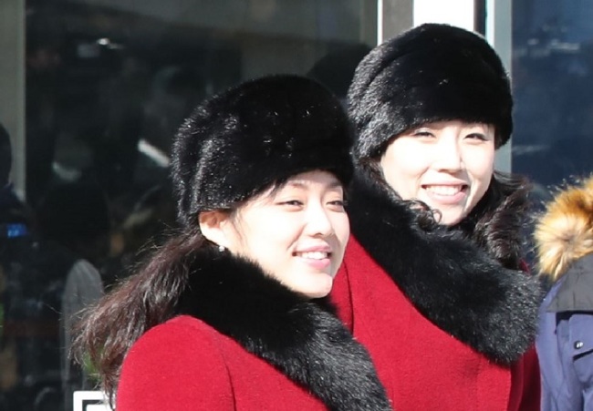 North Korean art troupe leaves Gangneung Arts Center in Gangneung, Gangwon Province Wednesday.