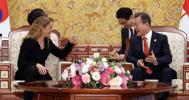 President Moon Jae-in and Governor General of Canada Julie Payette hold summit talks at Cheong Wa Dae on Wednesday. Yonhap