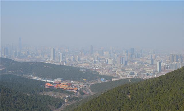 우리 눈에 보이지 않을 정도로 가늘고 작은 먼지 입자인 미세먼지는 사람의 폐포 깊숙이까지 침투해 각종 호흡기 질환을 일으키고, 우리 몸의 면역 기능을 떨어뜨리는 해로운 물질입니다.
미세먼지는 심근경색 등의 심장질환과 호흡기 질환을 유발하고 악화시킬 수 있기 때문에 오염도가 높을 때는 가급적 외출을 삼가는 것이 좋습니다. 호흡기질환 환자나 어린이, 60세 이상의 노약자는 더 조심해야 하며, 미세먼지의 자극 자체로도 천식이 악화될 수 있으므로 천식환자들은 특히 주의해야 합니다.
오염도가 높은 아침과 저녁에는 특히 외출을 피하는 것이 좋겠지만 일반적으로 출퇴근 시간과 겹치기 때문에 가급적 마스크를 착용해 미세먼지를 피하는 것이 좋습니다.
미세먼지는 소변이나 대변으로 배출 되지는 않게 때문에 결국 중요한 것은 폐의 면역기능에 의해서 배출되거나 없애야하는데, 면역기능에 중요한 것이 기관지 섬모운동과 기관지 점액입니다. 몸이 건조해지면 이런 기능이 떨어지기 때문에 기관지가 건조해지지 않도록 물을 많이 마시는 것이 좋습니다.  김태열 기자/kty@
<도움말 : 고려대 안암병원 호흡기내과 이상엽 교수>