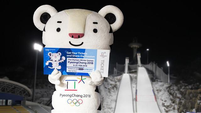 평창동계올림픽 조직위원회가 조직위 직원과 자원봉사자들에게 무료 티켓을 배부했다. 이는 노쇼를 막기 위한 고육지책으로 풀이된다.  평창 마스코트 수호랑이 티켓을 들고 있는 모습.
[IOC 홈페이지 캡처]