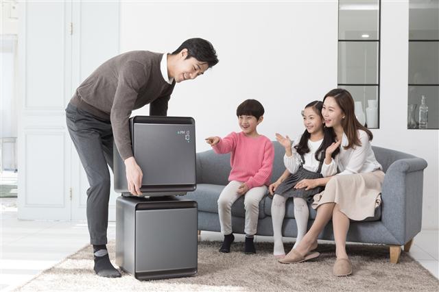 삼성전자 모델들이 신개념 공기청정기 ‘삼성 큐브’를 체험해보고 있다.  [제공=삼성전자]