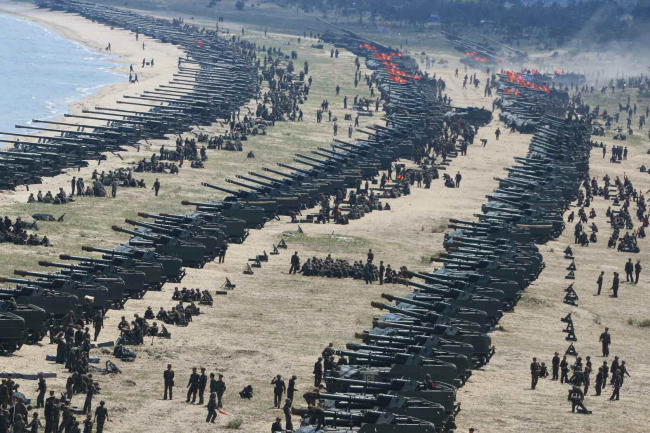 This photo which appeared on North Korea's state-run newspaper, Rodong Shinmun, shows North Korean military forces practicing for a ceremony celebrating the 85th anniversary of the Korean People's Army, set for April 25, 2017. (For Use Only in the Republic of Korea. No Redistribution) (Yonhap)