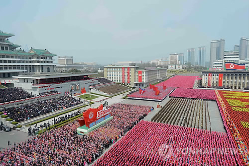 북한 열병식 및 군중 시위 장면[사진=연합뉴스]