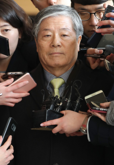 이명박 정부 시절 청와대에 억대 특수활동비를 상납한 의혹을 받는 김성호 전 국가정보원장이 8일 오전 서울중앙지검에 피의자 신분으로 출석하고 있다. [사진제공=연합뉴스]