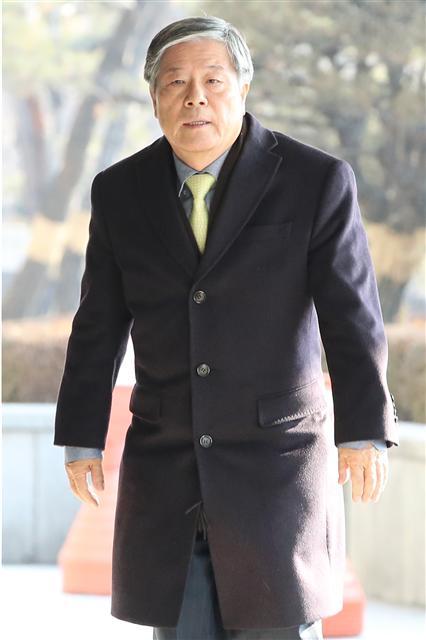 <YONHAP PHOTO-3066> 김성호 전 국정원장 출석 (서울=연합뉴스) 진연수 기자 = 이명박 정부 시절 청와대에 억대 특수활동비를 상납한 의혹을 받는 김성호 전 국가정보원장이 8일 오전 서울중앙지검에 피의자 신분으로 출석하고 있다. 2018.2.8 jin90@yna.co.kr/2018-02-08 10:16:00/ <저작권자 ⓒ 1980-2018 ㈜연합뉴스. 무단 전재 재배포 금지.>