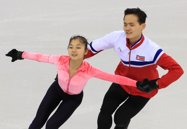 <YONHAP PHOTO-2517> 몸푸는 렴대옥과 김주식 (강릉=연합뉴스) 서명곤 기자 = 2018 평창동계올림픽에 출전하는 북한 피겨스케이팅 페어의 렴대옥-김주식이 4일 오후 강원도 강릉 아이스 아레나 메인링크에서 훈련하고 있다. 2018.2.4 seephoto@yna.co.kr/2018-02-04 14:02:33/ <저작권자 ⓒ 1980-2018 ㈜연합뉴스. 무단 전재 재배포 금지.>
<YONHAP PHOTO-2517> 몸푸는 렴대옥과 김주식 (강릉=연합뉴스) 서명곤 기자 = 2018 평창동계올림픽에 출전하는 북한 피겨스케이팅 페어의 렴대옥-김주식이 4일 오후 강원도 강릉 아이스 아레나 메인링크에서 훈련하고 있다. 2018.2.4 seephoto@yna.co.kr/2018-02-04 14:02:33/ <저작권자 ⓒ 1980-2018 ㈜연합뉴스. 무단 전재 재배포 금지.>