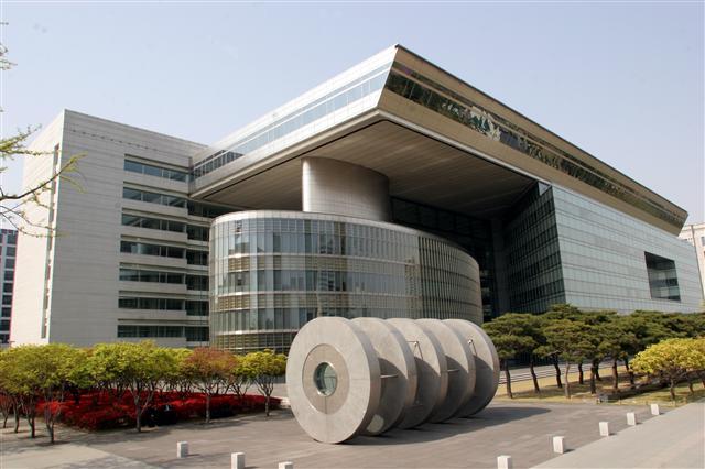 산업은행 사옥(왼쪽), 호반건설 건물 전경