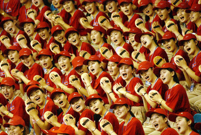 North Korean cheerleaders appear at the 2003 Summer Universiade in Daegu. (Yonhap)