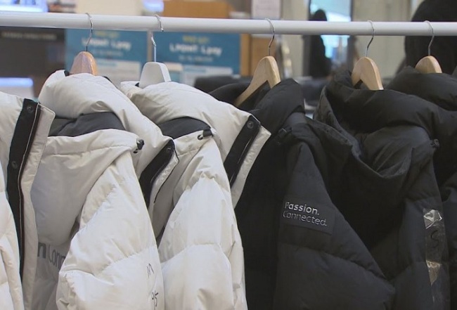 PyeongChang-inspired long, padded jackets are on display at a department store. (Yonhap)