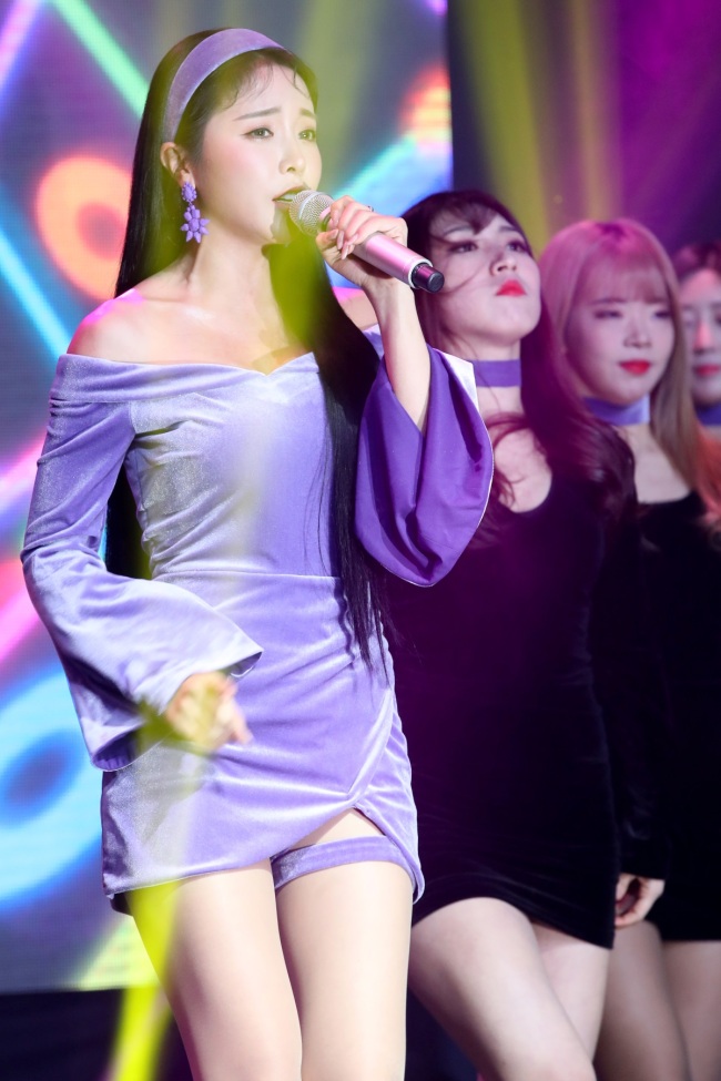 Hong Jin-young performs during a media showcase for “Good Bye” in Seoul on Wednesday. (Yonhap)
　