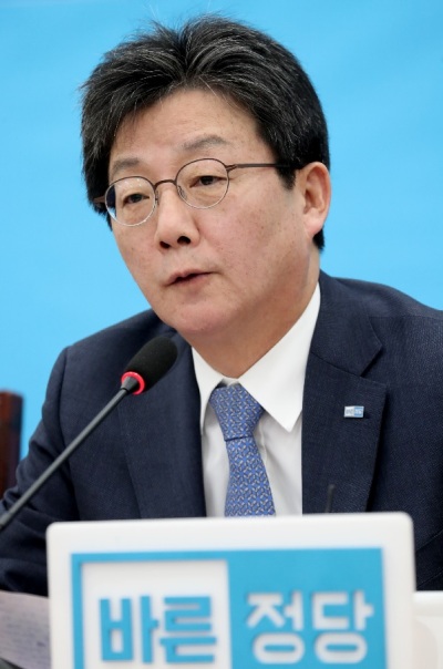 바른정당 유승민 대표가 8일 국회에서 열린 최고위원·국회의원 연석회의에서 발언하고 있다. [사진=연합뉴스]