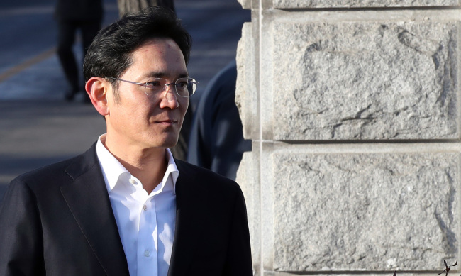 Samsung Electronics Vice Chairman Lee Jae-yong leaves Seoul Correction Center after a Seoul appeals court's verdict that freed  him on a suspended sentence. (Yonhap)