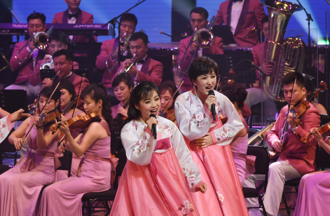 North Korean performers sing "Nice to Meet You," a well-known North Koraen song, at a speical performance held as part of pre-Olympic celebrations in Gangneung, Gangwon Province, Thursday. (Ministry of Culture and Welfare)