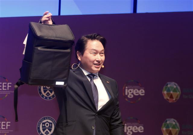 최태원 SK그룹 회장이 지난 8일 연세대 100주년 기념관에서 열린 ‘2018 글로벌 지속가능발전포럼(GEEF)’에서 SK가 지원한 업사이클링 사회적기업인 모어댄이 제작한 가방을 들고 돌발 퀴즈를 내고 있다.  [제공=SK그룹]