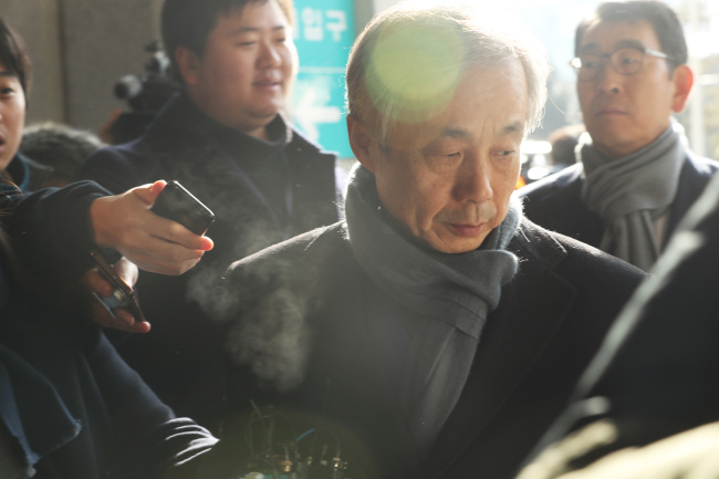 Lee Hyun-dong, former National Tax Service commissioner, arrives on Wednesday at the Seoul Central District Prosecutors' Office for questioning over suspected involvement in a covert NIS operation. (Yonhap)