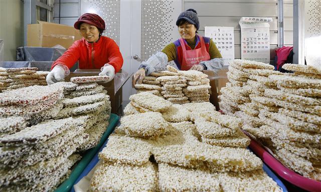 <YONHAP PHOTO-2112> 대목 맞은 한과 공장 (정읍=연합뉴스) 설 명절을 앞둔 9일 전북 정읍시 신태인읍 한 한과 공장에서 직원들이 한과를 포장하느라 분주하다. 2018.2.9 [농촌진흥청 제공=연합뉴스] sollenso@yna.co.kr/2018-02-09 09:42:11/ <저작권자 ⓒ 1980-2018 ㈜연합뉴스. 무단 전재 재배포 금지.>