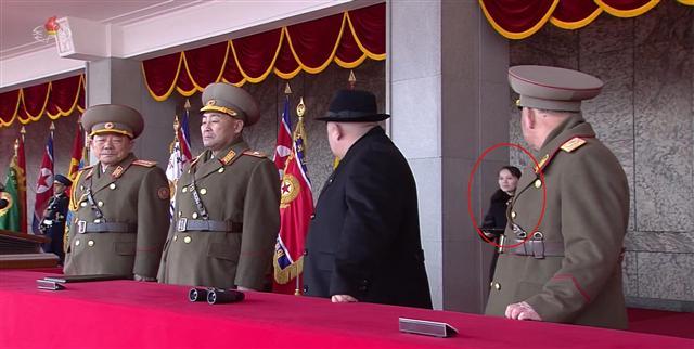 김여정(붉은 원)이 8일 열병식 중 주석단 뒤에서 오가는 장면이 포착된 모습.  [연합뉴스]