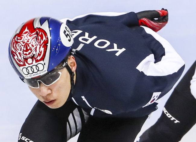 South Korean short track speed skater Hwang Dae-heon trains at a practice rink inside Gangneung Yeongdong University in Gangneung, Gangwon Province, on Feb. 6, 2018. (Yonhap)