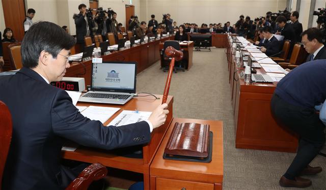 ‘국회 다시 정상화?’ 조경태 기획재정위원장이 9일 오전 국회에서 열린 기획재정위원회 전체회의를 개회하는 의사봉으로 두드리고 있다. 자유한국당 권성동 법사위원장의 ‘강원랜드 채용비리 수사외압’ 의혹과 관련해 법사위 차원에서 시작된 공방이 여야 간의 전면적 대치로 확산되면서 한국당이 국회 상임위 일정을 전면 보이콧한 지 하루만에 기획재정위원회의가 정상적으로 운영됐다.   [연합뉴스]