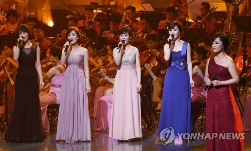 북한 삼지연관현악단이 8일 오후 강원도 강릉아트센터 사임당홀에서 평창동계올림픽·패럴림픽 성공 기원 특별공연을 하고 있다. 이날 공연에는 남자는 배, 여자는 항구, 이별, 당신은 모르실거야, 사랑의 미로, 다함께 차차차, 서인석의 홀로 아리랑과 오페라의 유령 등 서양 교향곡이 포함됐다. 2018.2.8 [사진=연합뉴스]