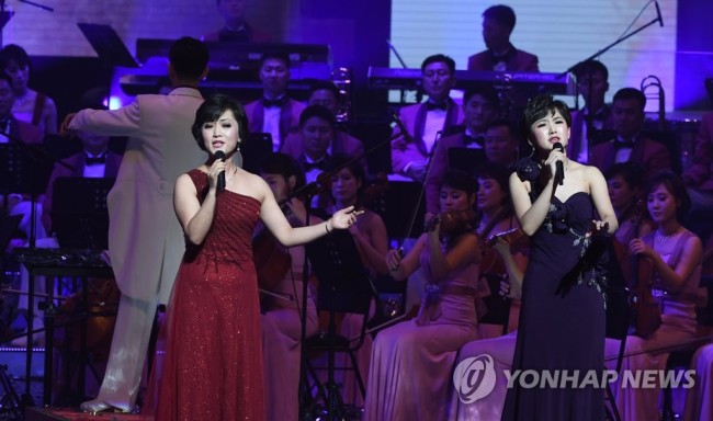 북한 삼지연관현악단이 8일 오후 강원도 강릉아트센터 사임당홀에서 평창동계올림픽·패럴림픽 성공 기원 특별공연을 하고 있다. 이날 공연에는 남자는 배, 여자는 항구, 이별, 당신은 모르실거야, 사랑의 미로, 다함께 차차차, 서인석의 홀로 아리랑과 오페라의 유령 등 서양 교향곡이 포함됐다. 2018.2.8 [사진=연합뉴스]