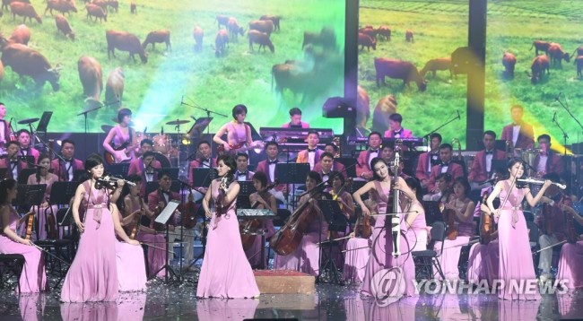북한 삼지연관현악단이 8일 오후 강원도 강릉아트센터 사임당홀에서 평창동계올림픽·패럴림픽 성공 기원 특별공연을 하고 있다. 이날 공연에는 남자는 배, 여자는 항구, 이별, 당신은 모르실거야, 사랑의 미로, 다함께 차차차, 서인석의 홀로 아리랑과 오페라의 유령 등 서양 교향곡이 포함됐다. 2018.2.8 [사진=연합뉴스]