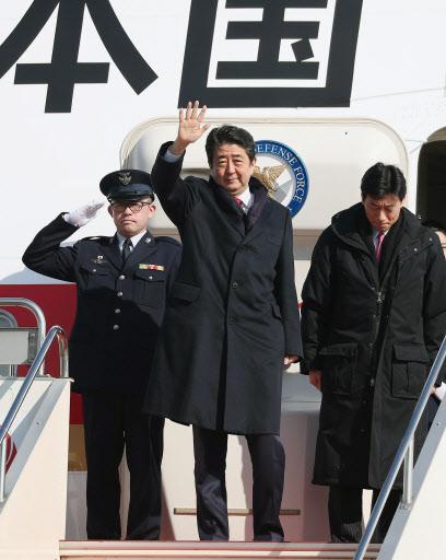 아베 신조(安倍晋三) 일본 총리가 9일 평창 동계올림픽 개회식 참석을 위해 도쿄 하네다(羽田)공항을 출발하기에 앞서 전용기에서 손을 흔들고 있다. 아베 총리는 이날 개회식에 앞서 현지에서 문재인 대통령과 정상회담을 한다. 아베 총리는 출국에 앞서 관저에서 기자들과 만난 자리에서 “문 대통령과의 회담에서는 한일 위안부 합의를 성실히 이행해야 한다는 일본의 입장을 명확하게 전달할 것”이라고 말했다. 또 “북한의 위협에 대해 한미일의 협력관계는 흔들리지 않는다는 것을 세계에 전달하는 회담으로 만들고 싶다”고 말했다.  [도쿄=연합뉴스]