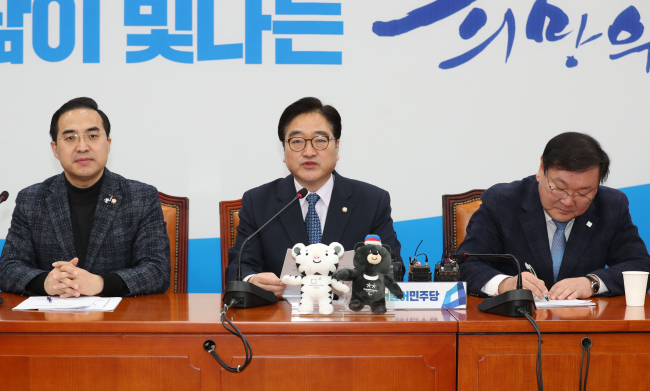 9일 오전 국회에서 열린 더불어민주당 원내대책회의에서 우원식 원내대표가 발언하고 있다. 사진 왼쪽부터 박홍근 원내수석부대표, 우원식 원내대표, 김태년 정책위의장.[사진=연합뉴스]
9일 오전 국회에서 열린 더불어민주당 원내대책회의에서 우원식 원내대표가 발언하고 있다. 사진 왼쪽부터 박홍근 원내수석부대표, 우원식 원내대표, 김태년 정책위의장.[사진=연합뉴스]