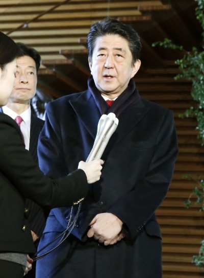 아베 신조(安倍晋三) 일본 총리가 9일 평창 동계올림픽 개회식 참석을 위해 하네다공항 출국에 앞서 관저에서 기자들에게 문재인 대통령과의 정상회담에서 위안부 합의 이행을 요구하겠다고 말하고 있다. [사진=연합뉴스]