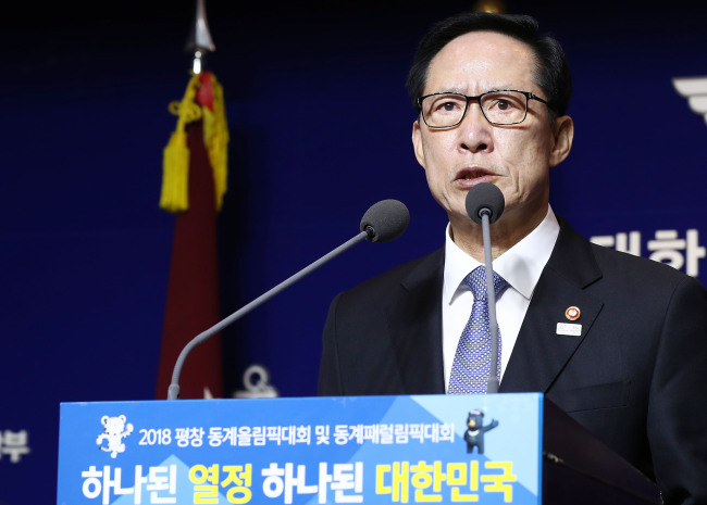 South Korean Defense Minister Song Young-moo reads out a statement on Friday, offering an apology for the military's use of force against pro-democracy protesters in Gwangju in 1980. (Yonhap)