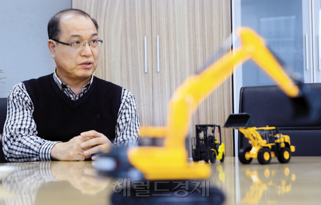 공기영 현대건설기계 사장은 “30년간 한 우물을 파면서 신입사원 때부터 갖고 있던 CEO의 꿈을 이뤘다”며 “직원들에게 젊은시절부터 꿈을 크게 가지라”고 당부한다.  박해묵 기자/mook@heraldcorp.com