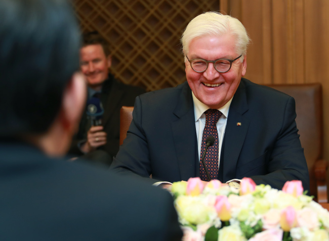 German President Frank-Walter Steinmeier talks with National Assembly Speaker Chung Se-kyun at a forum held in Seoul on thursday. (Yonhap)