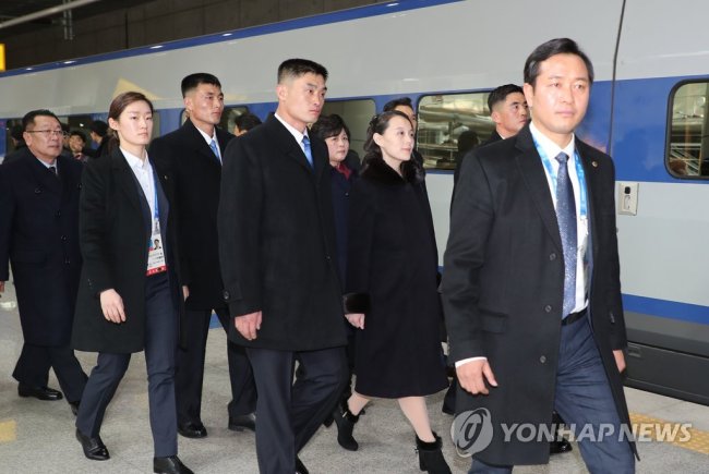 김여정 노동당 중앙위 제1부부장이 9일 오후 인천국제공항에 도착, 특급 경호를 받으며 이동하고 있다. (사진=연합뉴스)