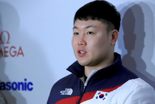 South Korean bobsleigh pilot Won Yun-jong speaks to reporters after Team Korea's launching ceremony in Seoul on Jan. 24. (Yonhap)