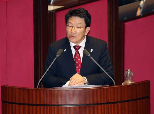 지난 7일 오후 국회 본회의장에서 열린 본회의에서 자유한국당 권성동 의원이 대정부 질문을 하고 있다.[사진=연합뉴스]
지난 7일 오후 국회 본회의장에서 열린 본회의에서 자유한국당 권성동 의원이 대정부 질문을 하고 있다.[사진=연합뉴스]