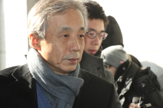 Former National Tax Service chief Lee Hyun-dong appears at the Central District Prosecutors' Office for questioning on Wednesday. Yonhap