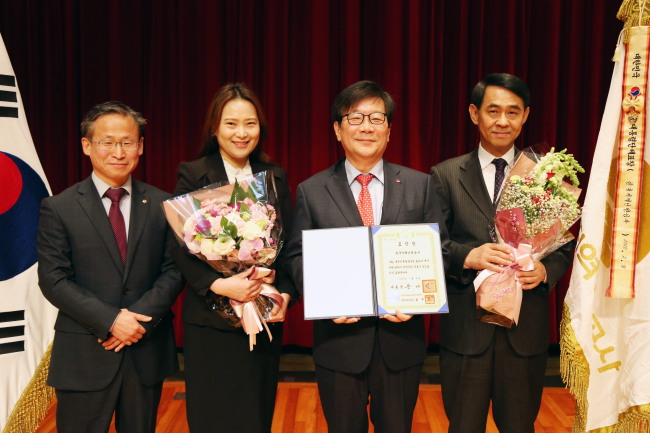 한국지역난방공사 김경원 사장(오른쪽에서 두번째)이 표창을 받고 기념촬영을 하고있다.[사진제공=한국지역난방공사]
한국지역난방공사 김경원 사장(오른쪽에서 두번째)이 표창을 받고 기념촬영을 하고있다.[사진제공=한국지역난방공사]