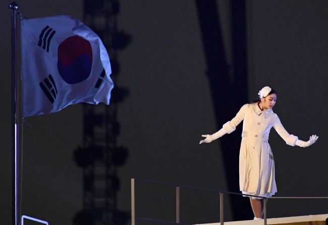 Kim Yu-na lights the Olympic cauldron (Lee Sang-sub/The Korea Herald)