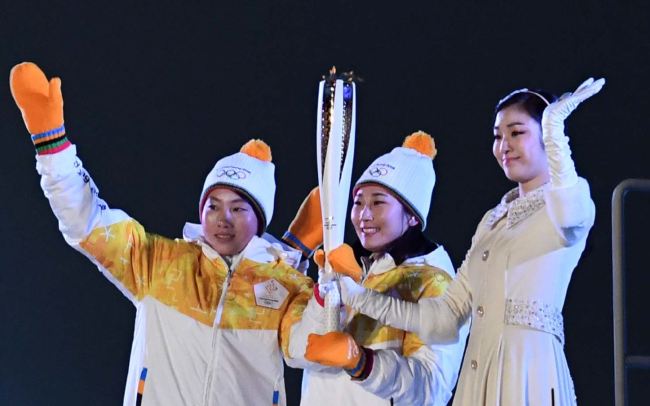 Kim Yu-na lights the Olympic cauldron (Lee Sang-sub/The Korea Herald)
