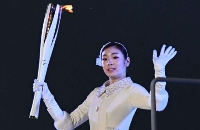 Kim Yuna lights the Olympic cauldron (Lee Sang-sub/The Korea Herald)