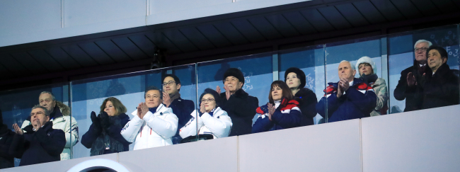 　[9일 문재인 대통령이 토마스 바흐 IOC위원장, 김영남 최고인민회의 상임위원장, 김여정 노동당 중앙위 제1부부장, 펜스 미국 부대통령, 아베 일본 총리 등을 비롯한 귀빈들이 오륜기 게양을 지켜보는 모습. 사진=연합뉴스]