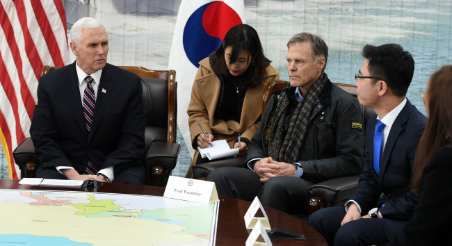 US Vice President Mike Pence meets with Fred Warmbier, father of Otto Warmbier who died after being held captive in North Korea, and North Korean defector Ji Seong-ho at a South Korean naval base in Pyeongtaek, Gyeonggi Province on Friday. Yonhap