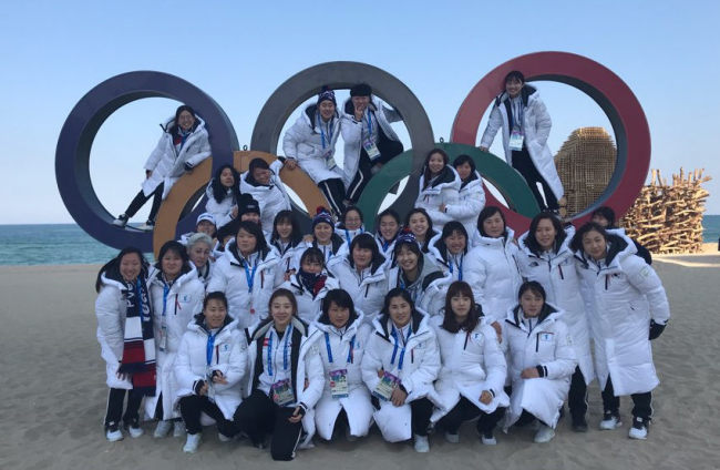 [남북 여자 아이스하키 단일팀이 휴식일인 8일 강원도 강릉 경포 해변을 찾아 오륜마크 조형물에서 기념촬영을 하고 있다. 사진=연합뉴스]